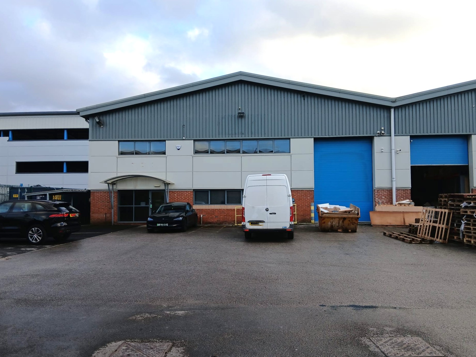 Industrial Unit with Office To Let in Oldham, Meadowbank Business Park, Tweedale Way, Oldham, OL9 - £7,950 PCM